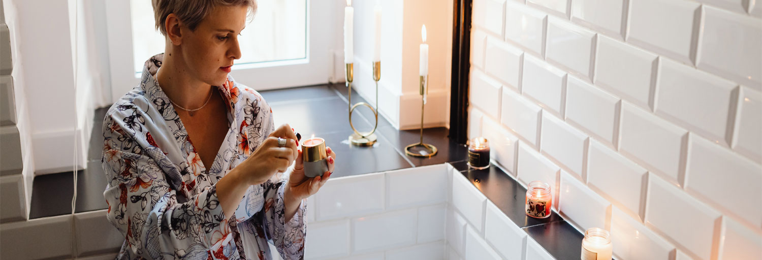 Imagen de mujer preparando un baño relajante y disfrutar de los beneficios de la aromaterapia